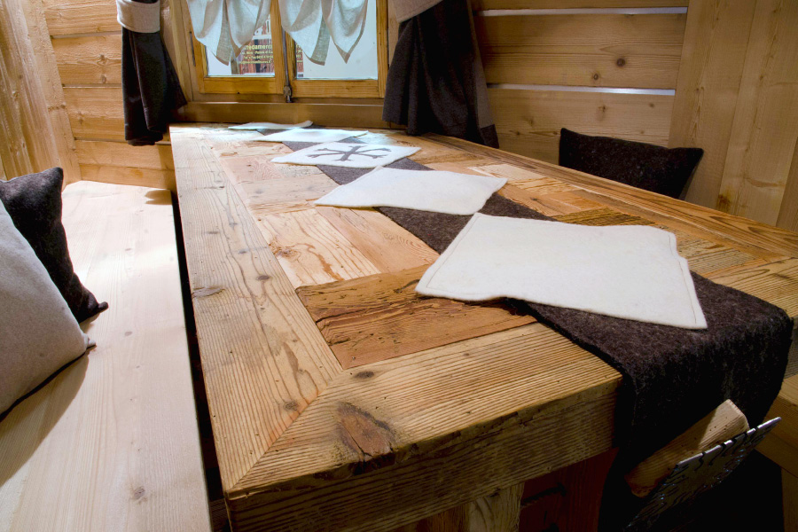 Piano del tavolo realizzato con patchwork di legni antichi