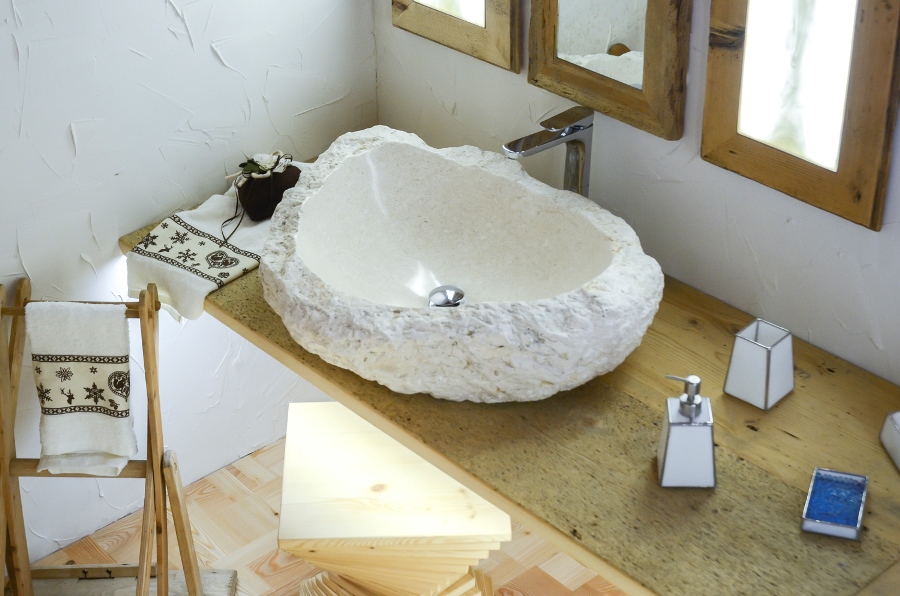 Lavabo scolpito in un blocco di pietra del Cansiglio