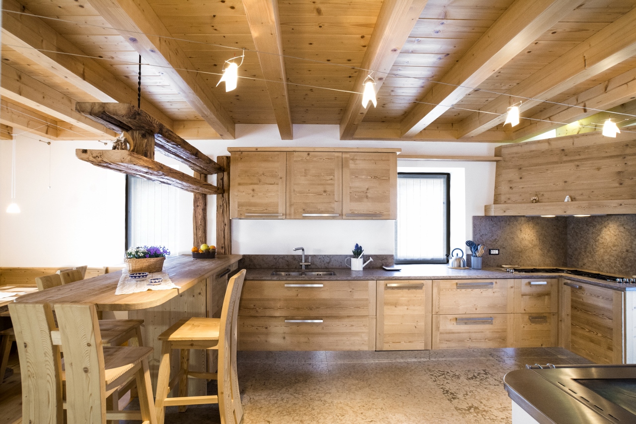 Cucina in legno rustico e design moderno