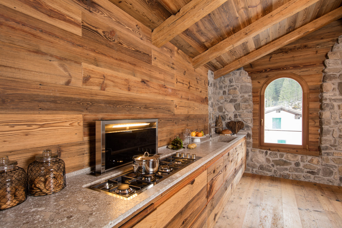 Kitchen in ancient wood with doors in horizontal slats