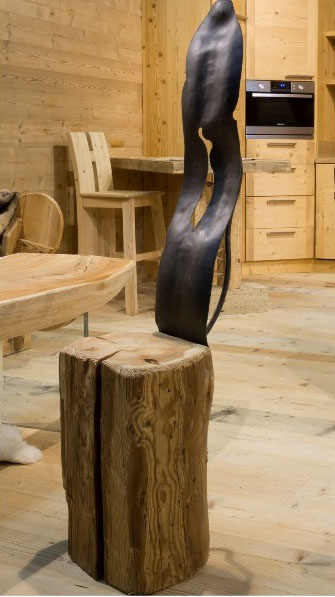 Antelao seat made from a tree trunk