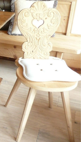 Tiroler Stuhl mit geschnitzter Rückenlehne