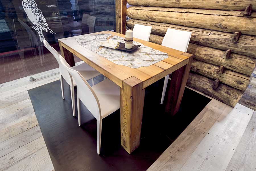 Tisch aus Lärchenholz und Lavastein